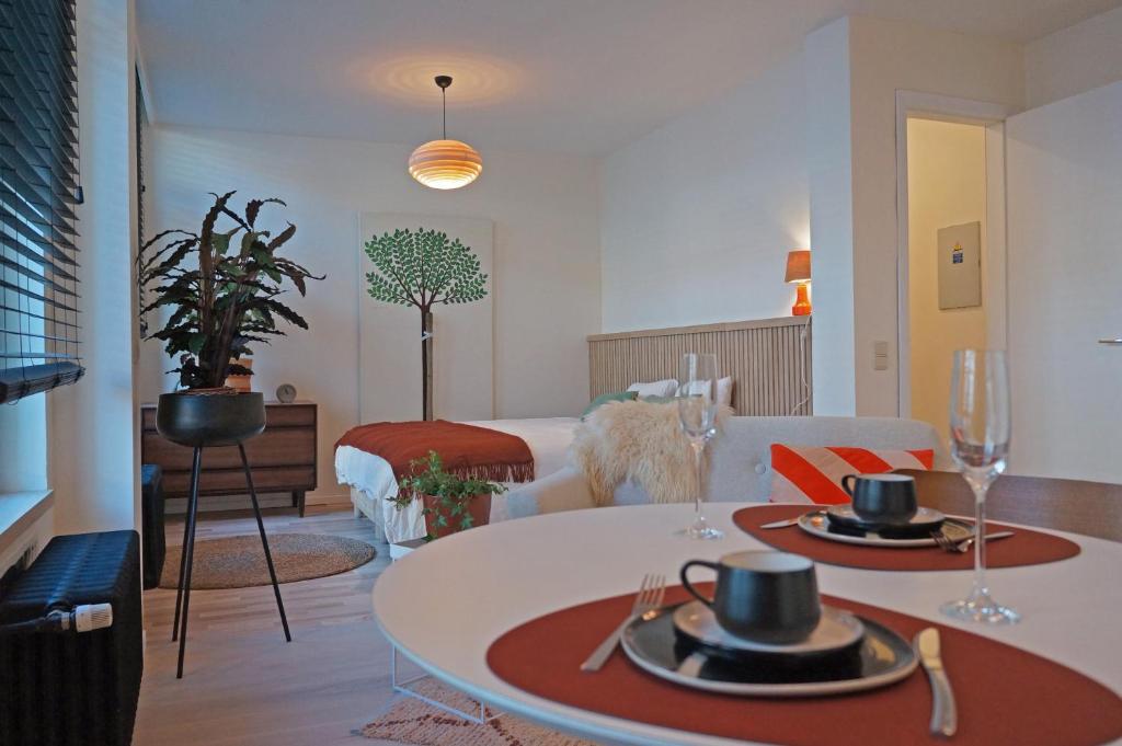 een woonkamer met een tafel met twee hoeden erop bij l'ostendaise in Oostende