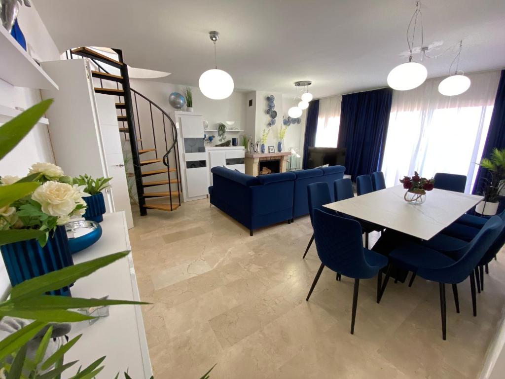 A kitchen or kitchenette at Spacious and stylish penthouse in Mijas