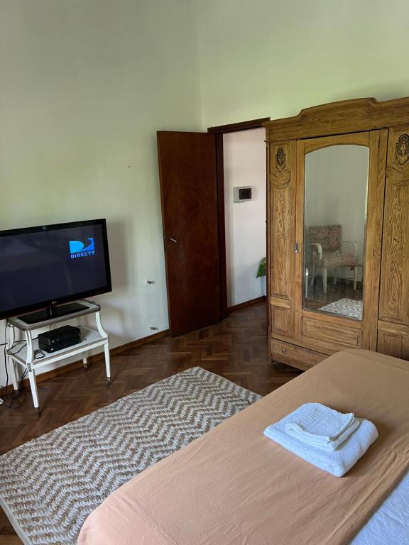 sala de estar con TV, cama y espejo en Apartamento Justina en La Cumbre