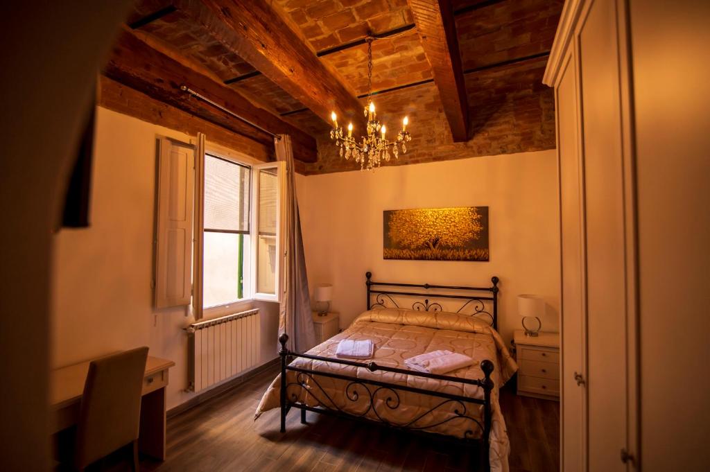 Postel nebo postele na pokoji v ubytování Le stanze dei Ghibellini