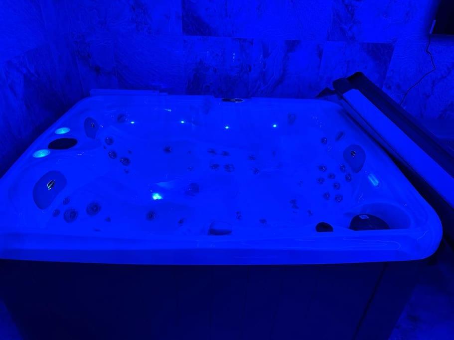 Fotografia z galérie ubytovania Golden Love - Jacuzzi v destinácii Rouen
