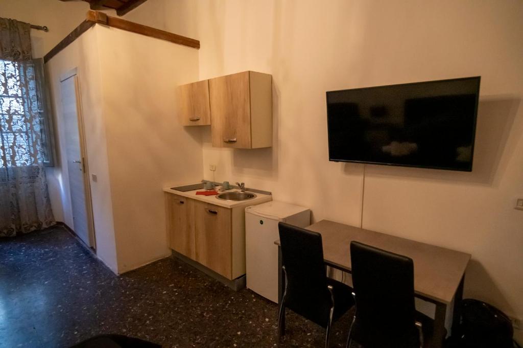 Kuchyň nebo kuchyňský kout v ubytování Le stanze dei Ghibellini