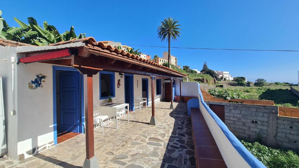 un tobogán de agua en un lateral de una casa en Casa Marcos in La Gomera with relaxing terrace, en Agulo