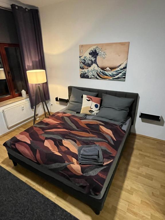 ein Schlafzimmer mit einem Bett und einem Wandgemälde in der Unterkunft Cozy Studio-Apartment - Südplatz in Leipzig