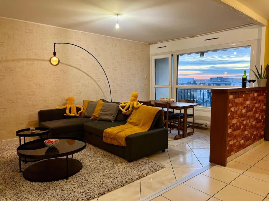 un soggiorno con divano e tavolo di Comfy, cosy, and spacious apartment near Paris a Bezons