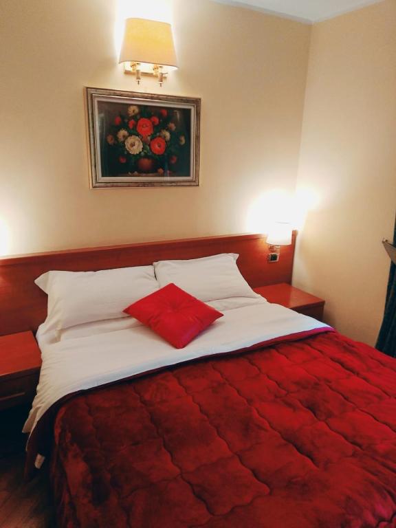 Postel nebo postele na pokoji v ubytování Hotel Fenicia