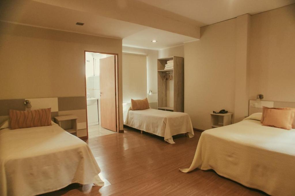 una camera con due letti di Alas Hotel a San Rafael