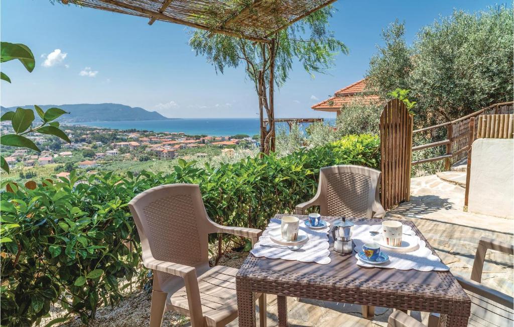 uma mesa e cadeiras com vista para o oceano em Gorgeous Home In S, M, Di Castellabate With Kitchen em Castellabate