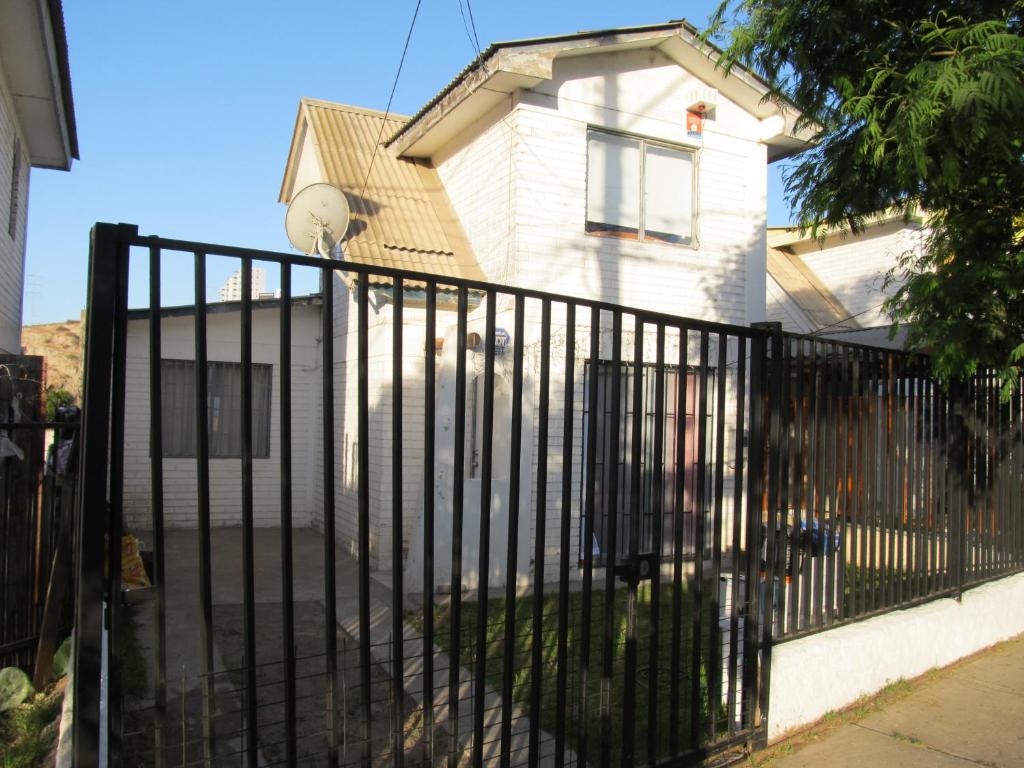 una cerca de metal negro delante de una casa en Casa Independiente Serena Oriente, en Coquimbo