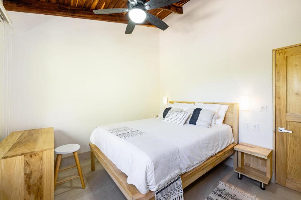 Postel nebo postele na pokoji v ubytování Cafe Playa Negra Hotel