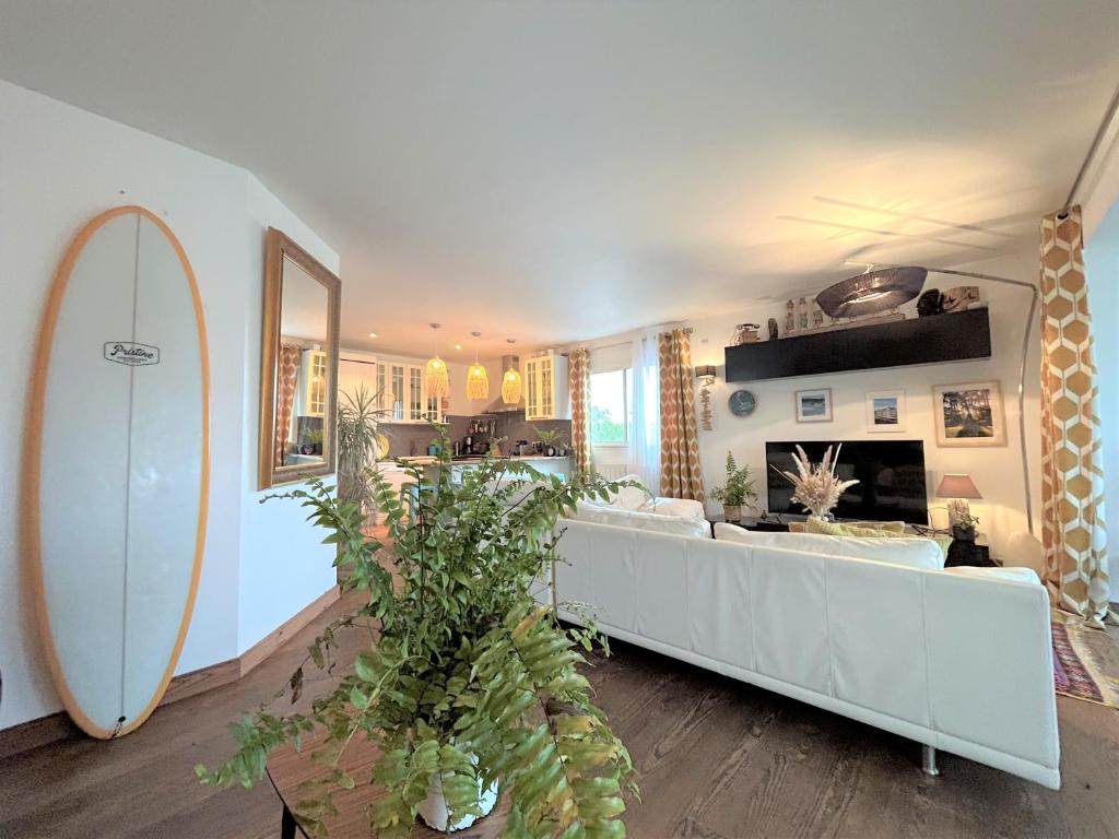 TV a/nebo společenská místnost v ubytování Surf ou Golf House a quelques pas de l'océan