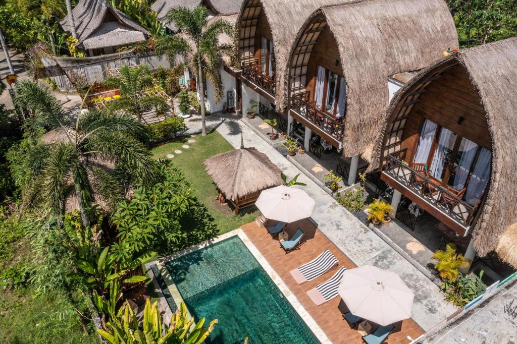 una vista aérea de un complejo con piscina y sombrillas en Martas Windows en Kuta Lombok