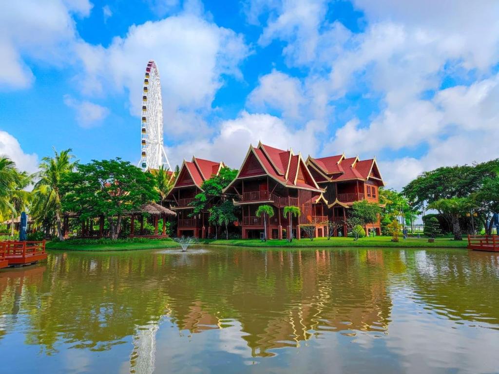 - une vue sur un complexe avec une réflexion dans l'eau dans l'établissement Prince Manor Resort, à Phnom Penh