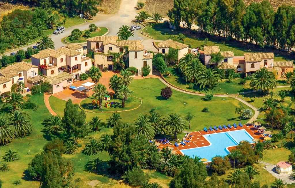 an aerial view of a resort with a swimming pool at Mono 2 in Foxiʼe Sali