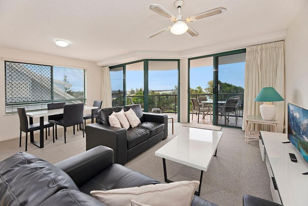 TV a/nebo společenská místnost v ubytování Seacrest Unit 2 Moffat Beach QLD