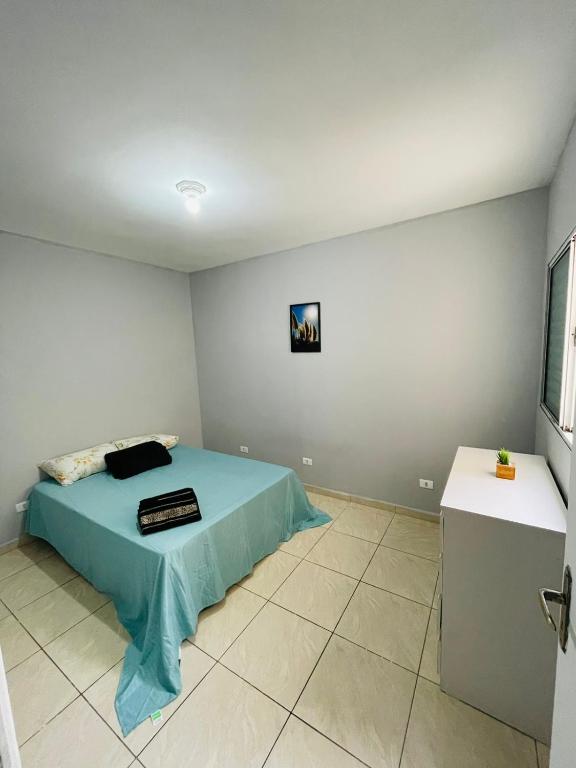 1 dormitorio con 1 cama con edredón azul en Apartamento tipo Flat Mobiliado - 01 Quarto, Sala Cozinha - ZN Sp - cod 04, en São Paulo