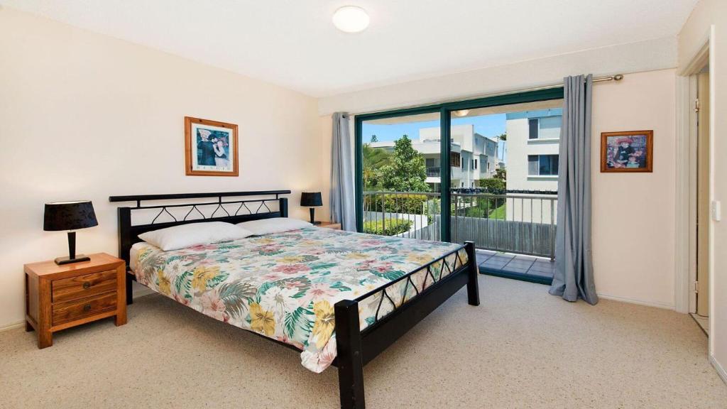 Postel nebo postele na pokoji v ubytování Seacrest Unit 3 Moffat Beach QLD