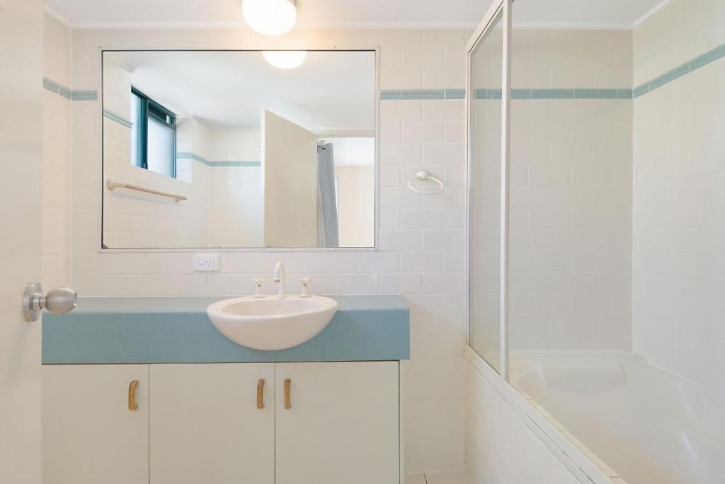 Koupelna v ubytování Seacrest Unit 3 Moffat Beach QLD