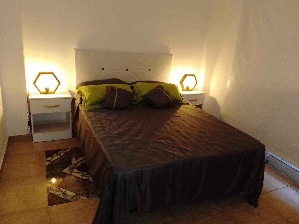 1 cama en una habitación con 2 mesitas de noche en Alameda en Paraná