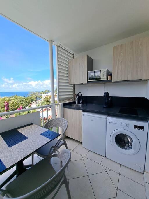 Kuchyň nebo kuchyňský kout v ubytování Appartement vue mer, résidence avec piscine à Tartane