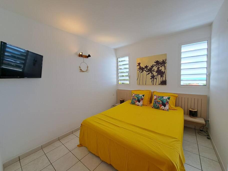 Postel nebo postele na pokoji v ubytování Appartement vue mer, résidence avec piscine à Tartane