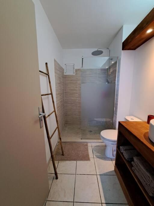 Koupelna v ubytování Appartement vue mer, résidence avec piscine à Tartane
