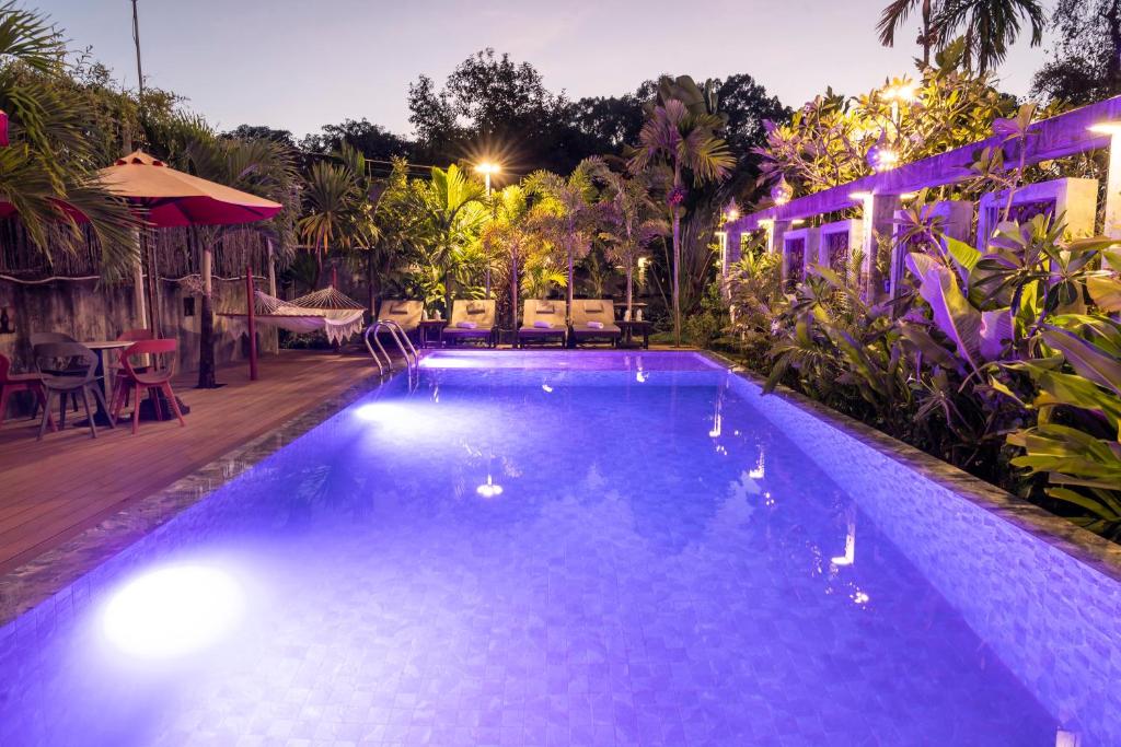 una gran piscina con luces en un complejo en Vista Angkor Residence en Phumĭ Réach Born (1)
