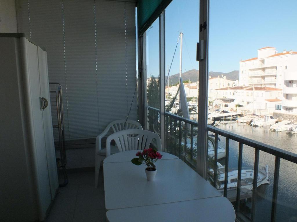 Fotografia z galérie ubytovania Apartamento para 4 personas con aire acondicionado a 1500m de la playa de Roses - ES-204-2 v destinácii Roses