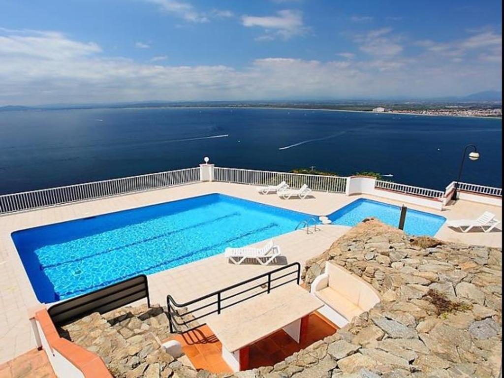 Bazén v ubytování Apartamento cómodo de 3 habitaciones con aire acondicionado, terraza y piscina en Roses - ES-204-16 nebo v jeho okolí