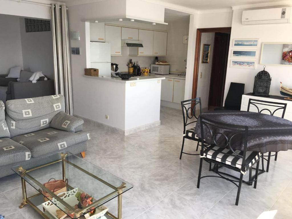 Kuchyň nebo kuchyňský kout v ubytování Apartamento cómodo de 3 habitaciones con aire acondicionado, terraza y piscina en Roses - ES-204-16