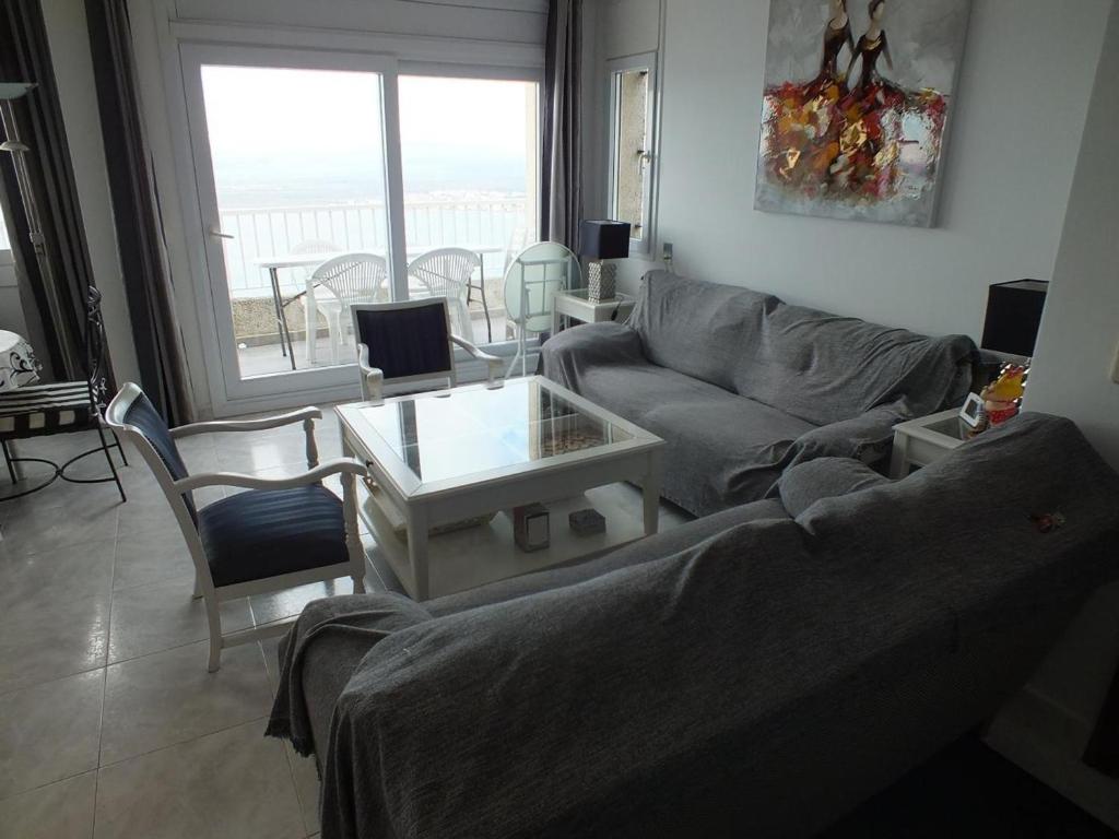 Posezení v ubytování Apartamento cómodo de 3 habitaciones con aire acondicionado, terraza y piscina en Roses - ES-204-16