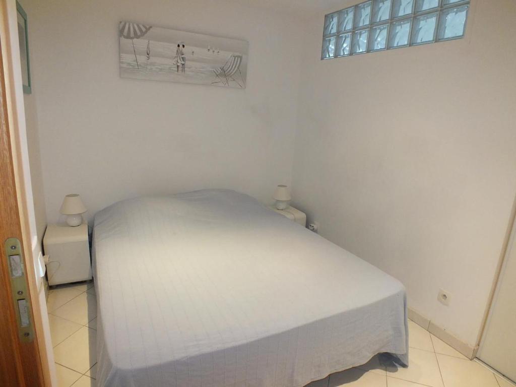 Postel nebo postele na pokoji v ubytování Apartamento cómodo de 3 habitaciones con aire acondicionado, terraza y piscina en Roses - ES-204-16