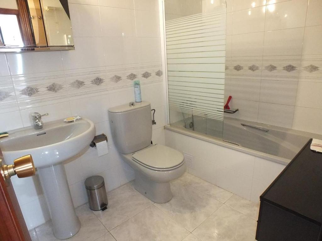 Koupelna v ubytování Apartamento cómodo de 3 habitaciones con aire acondicionado, terraza y piscina en Roses - ES-204-16