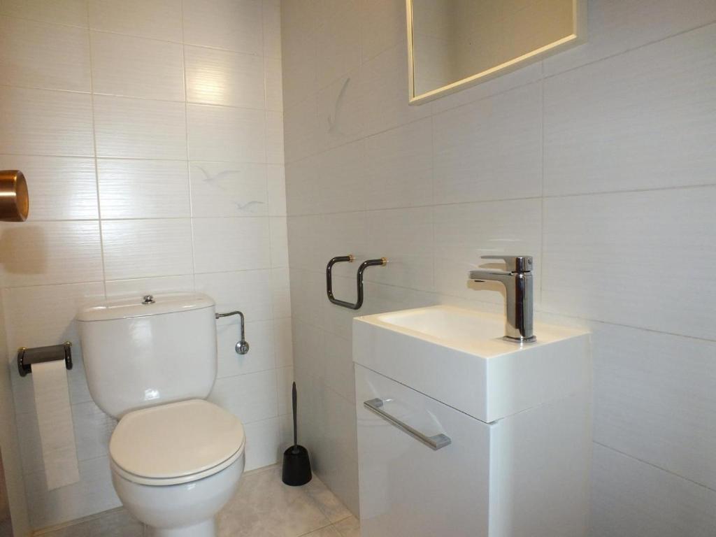 Koupelna v ubytování Apartamento cómodo de 3 habitaciones con aire acondicionado, terraza y piscina en Roses - ES-204-16