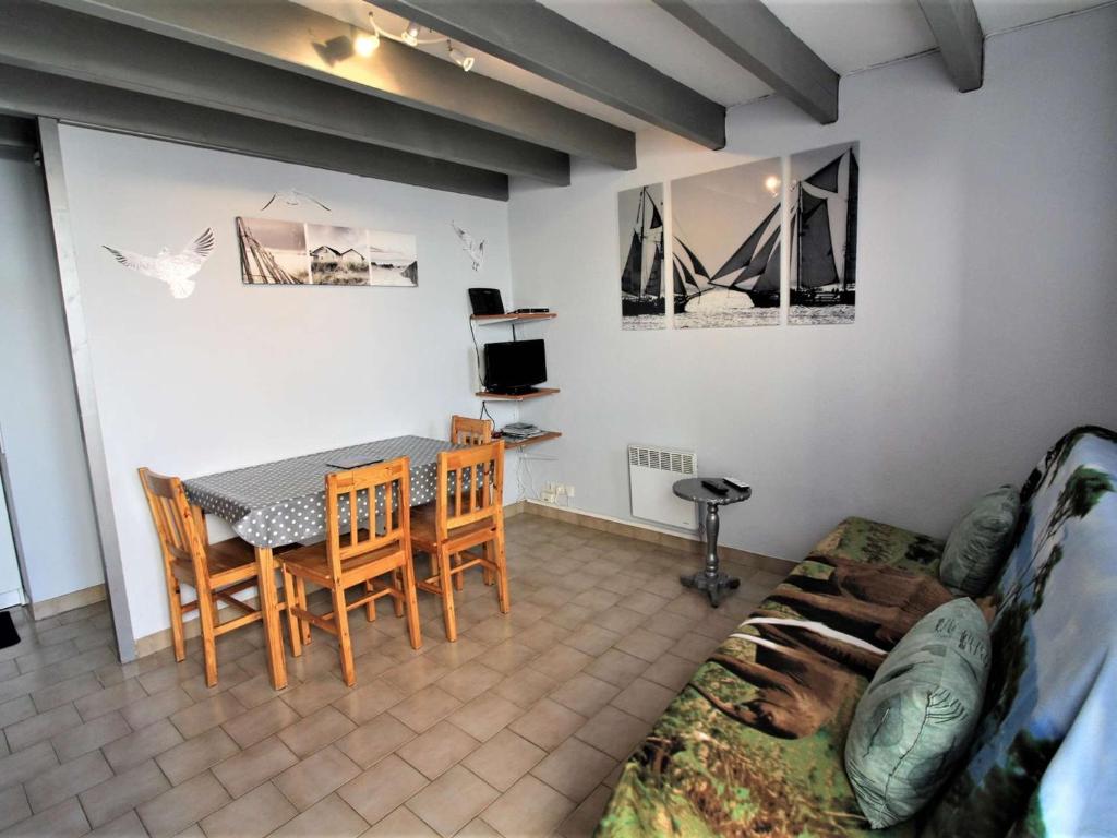 Posezení v ubytování Maison avec Jardin et Terrasse à Saint-Pierre-d'Oléron, Proche Plages et Commerces, Parking Inclus. - FR-1-246A-160