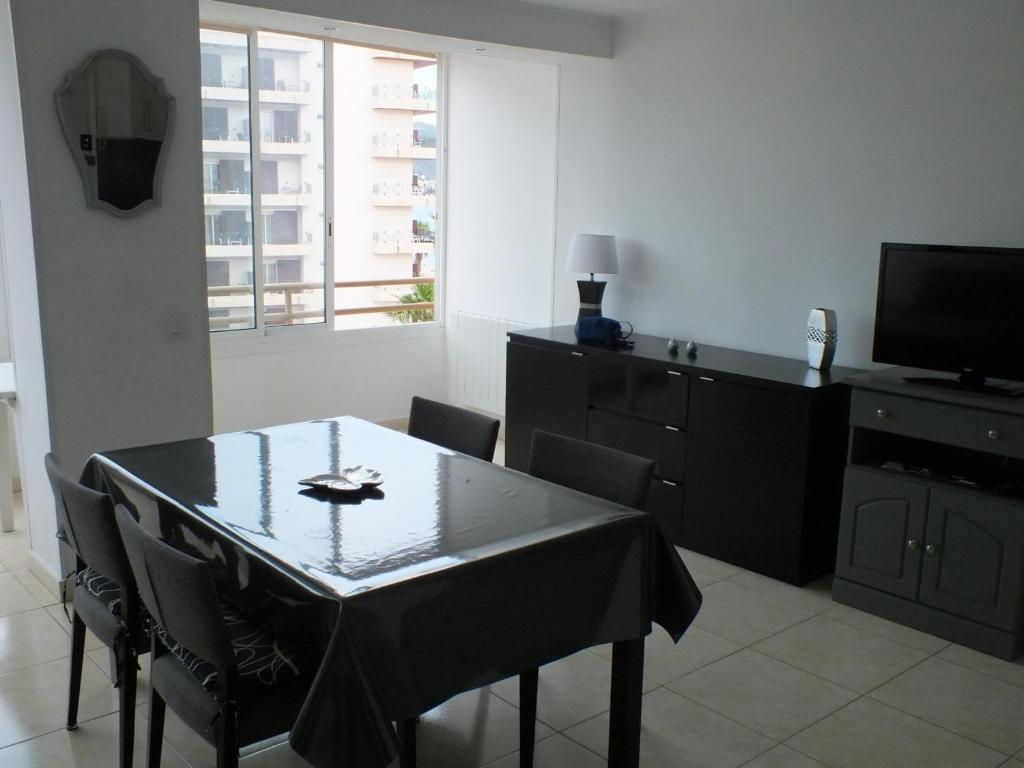 Televízia a/alebo spoločenská miestnosť v ubytovaní Encantador apartamento de 1 habitación con piscina y jardín en Roses Santa-Margarita - ES-204-24