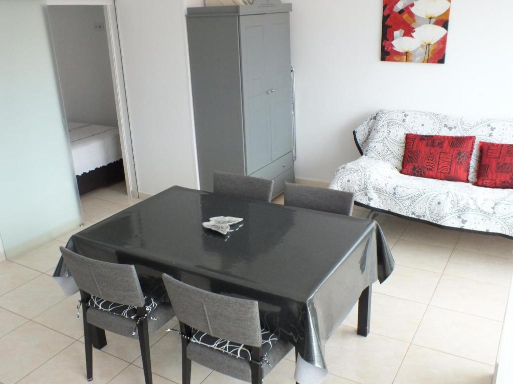 Posteľ alebo postele v izbe v ubytovaní Encantador apartamento de 1 habitación con piscina y jardín en Roses Santa-Margarita - ES-204-24