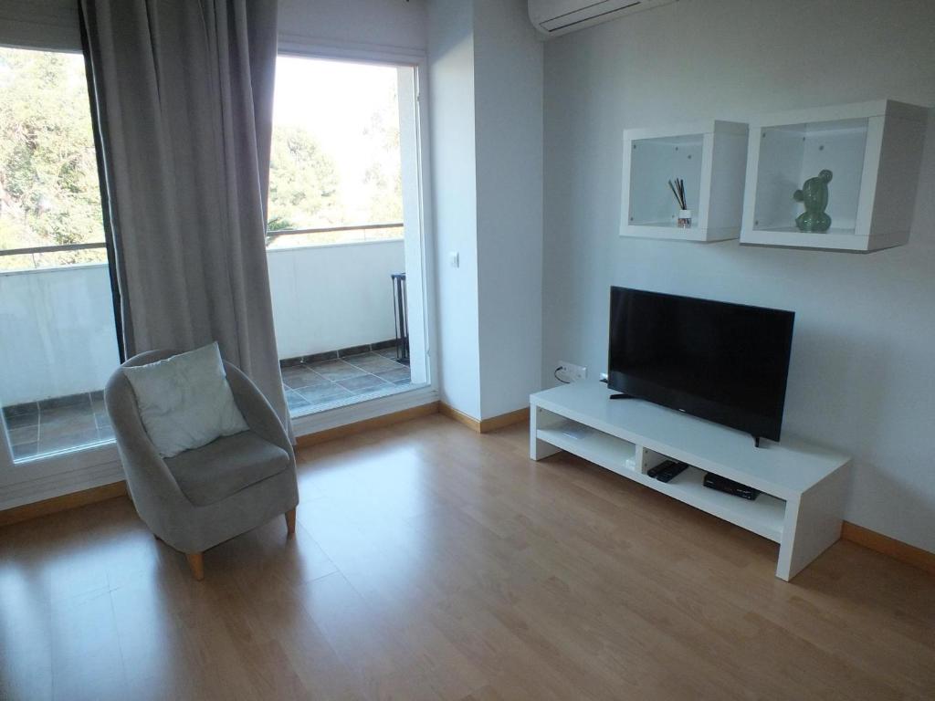 Televízia a/alebo spoločenská miestnosť v ubytovaní Apartamento acogedor con piscina comunitaria y parking en Roses, cerca de la playa y atracciones - ES-204-39