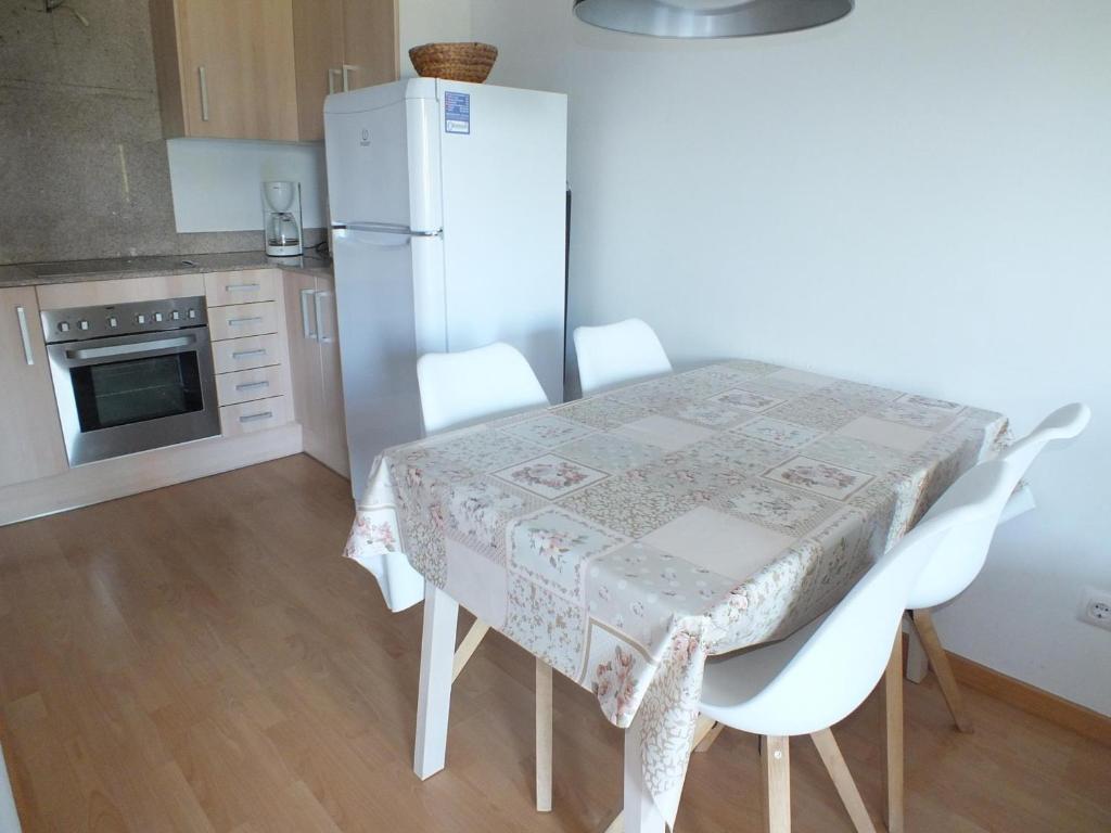 Kuchyňa alebo kuchynka v ubytovaní Apartamento acogedor con piscina comunitaria y parking en Roses, cerca de la playa y atracciones - ES-204-39