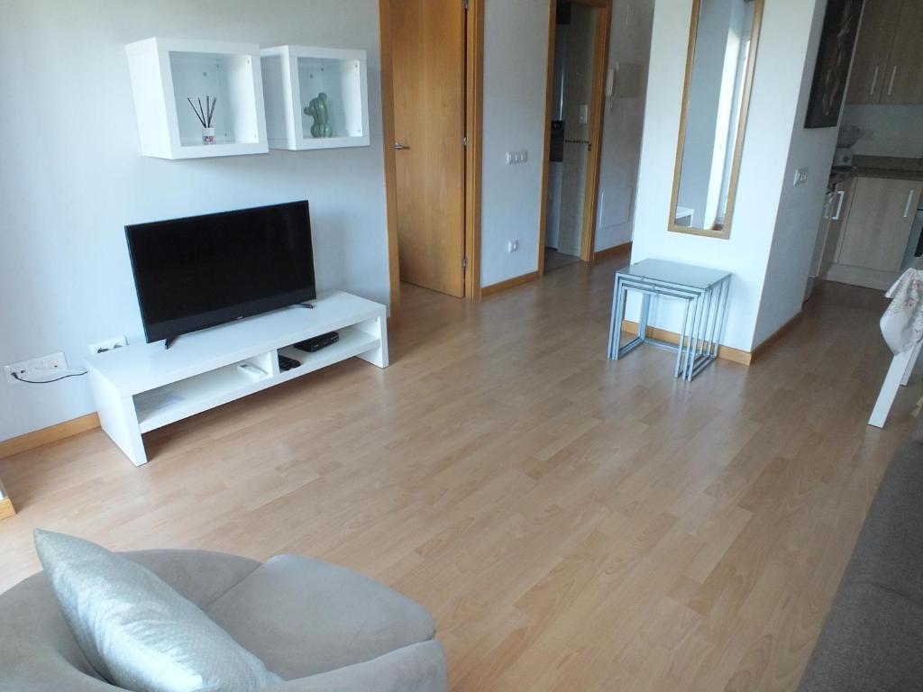 Televízia a/alebo spoločenská miestnosť v ubytovaní Apartamento acogedor con piscina comunitaria y parking en Roses, cerca de la playa y atracciones - ES-204-39