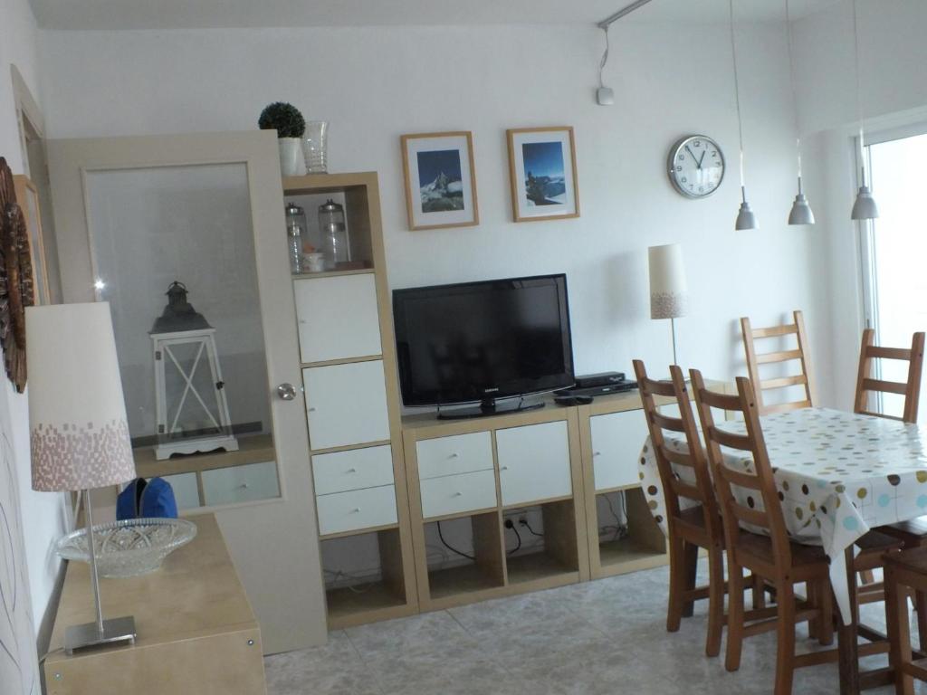 TV a/nebo společenská místnost v ubytování Apartamento en Rosas Santa-Margarita, con vistas al mar, piscina, y acceso directo a la playa - ES-204-42