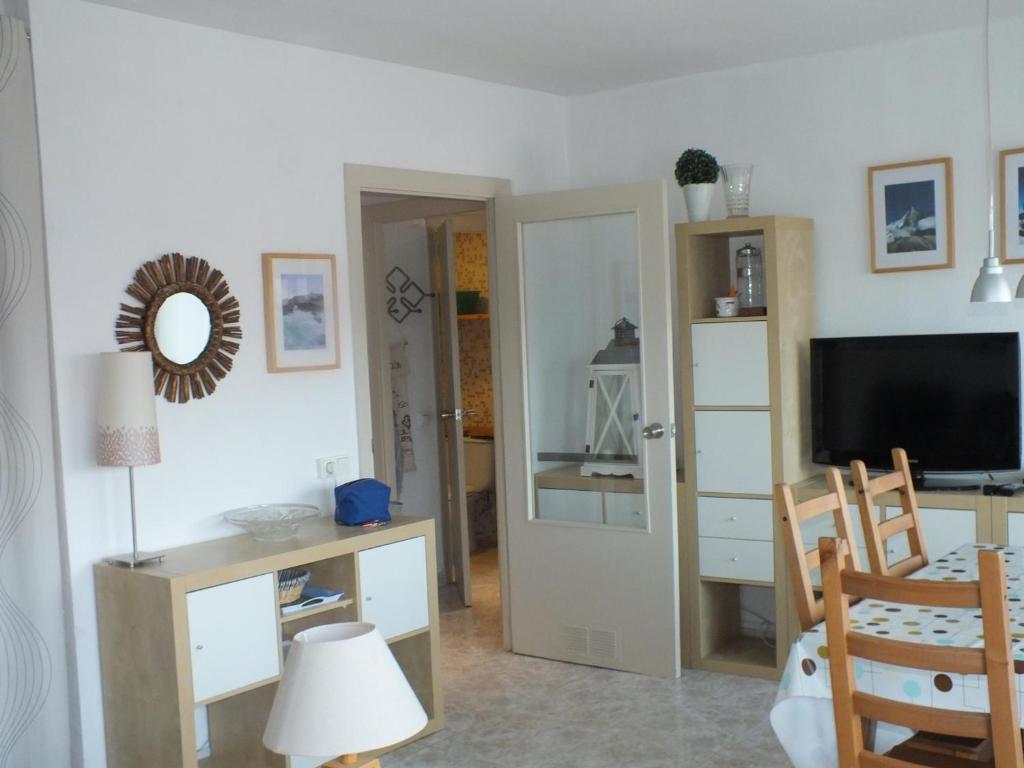 TV a/nebo společenská místnost v ubytování Apartamento en Rosas Santa-Margarita, con vistas al mar, piscina, y acceso directo a la playa - ES-204-42