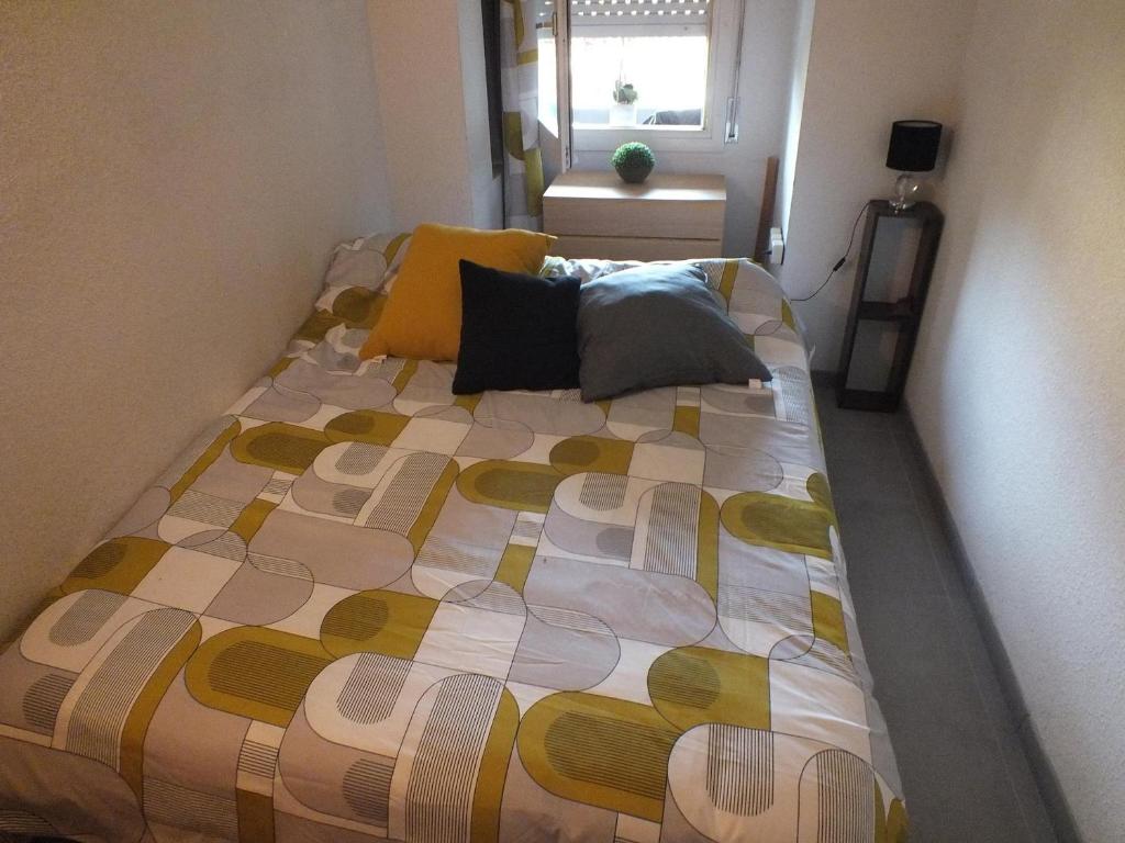Posteľ alebo postele v izbe v ubytovaní Bonito apartamento de 2 habitaciones en Roses con estacionamiento, aire acondicionado, cerca del centro y de la playa - ES-204-46