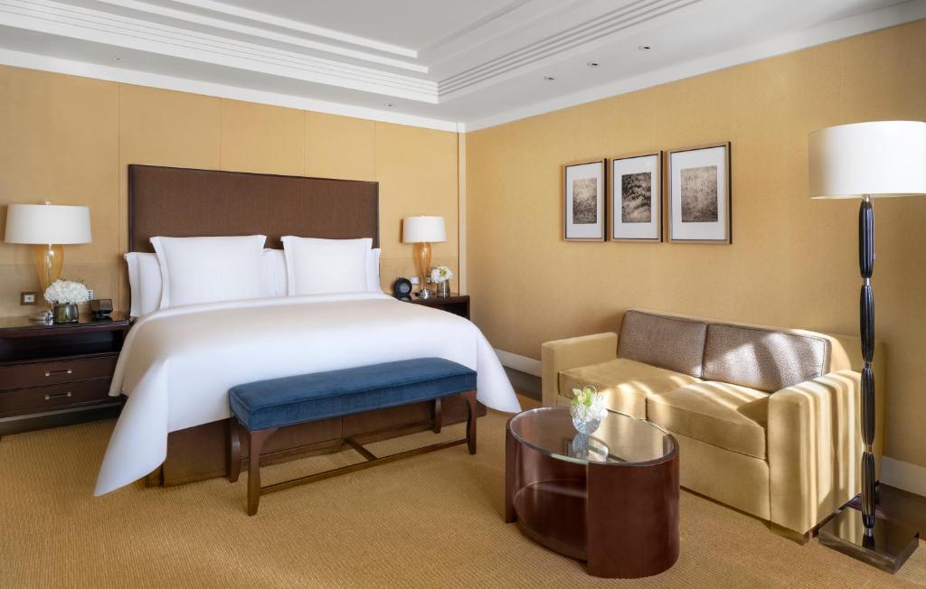 Postel nebo postele na pokoji v ubytování Four Seasons Hotel Beijing