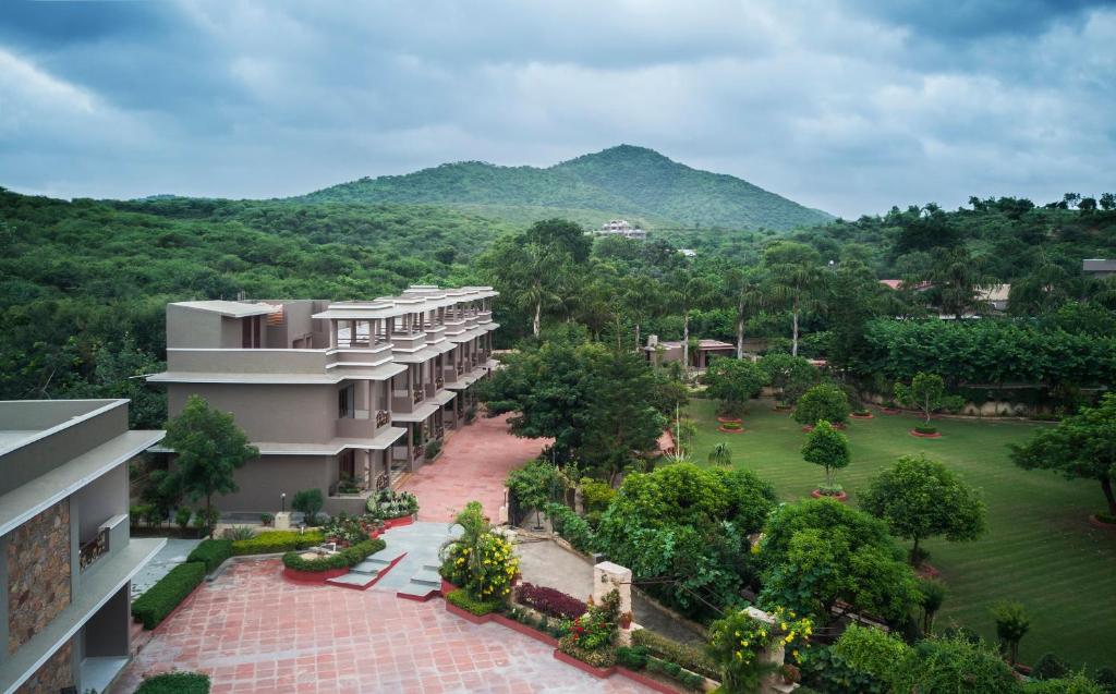 Una vista aérea de un complejo turístico con montañas al fondo. en Araliayas Resort & Spa, en Udaipur