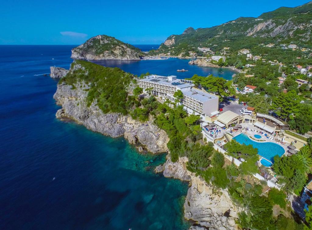 uma vista aérea da costa de Amalfi em Akrotiri Beach Resort Hotel - Adult Friendly em Paleokastritsa