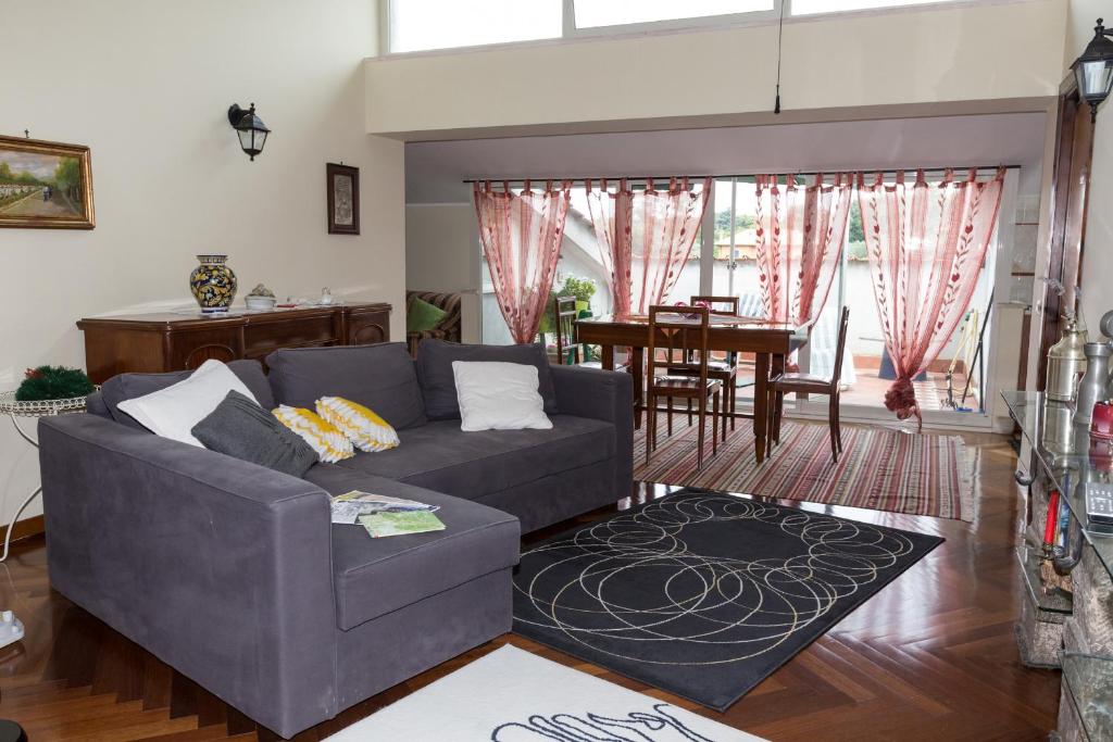 uma sala de estar com um sofá e uma mesa em Patrian em Grottaferrata