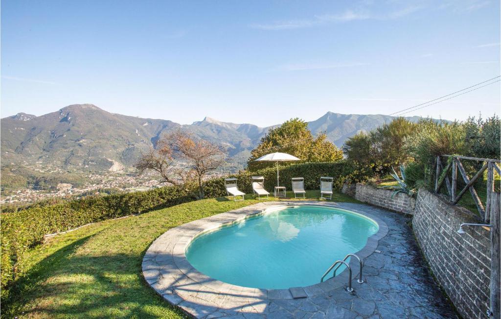 uma piscina num quintal com montanhas ao fundo em La Piana em Mommio