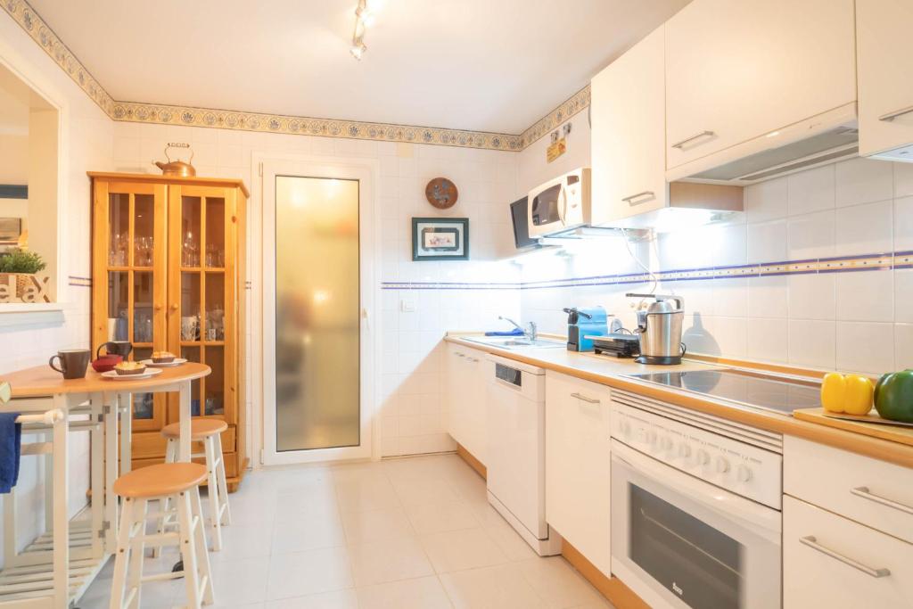 A kitchen or kitchenette at Puerta del mar 2 - Happy Rentals