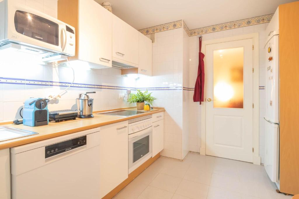 A kitchen or kitchenette at Puerta del mar 2 - Happy Rentals